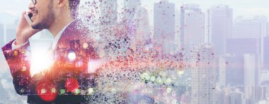 Gerçeküstü iletişim kavramı - genç işadamı istimal hareket eden telefon ile modern şehir binaları arka plan görüntüsü. Gelecek yenilik teknoloji ve Internet şey (çok ).