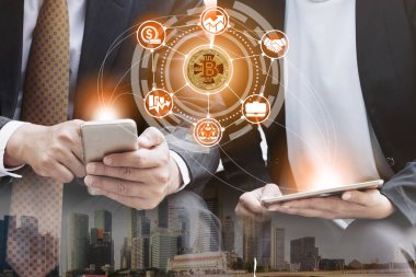 Bitcoin ve kavram - modern grafik arayüzü başka bir tüccar ile ticaret Bitcoin Btc cep telefonu uygulaması kullanarak işadamı yatırım cryptocurrency. Blockchain ve finans teknolojileri.