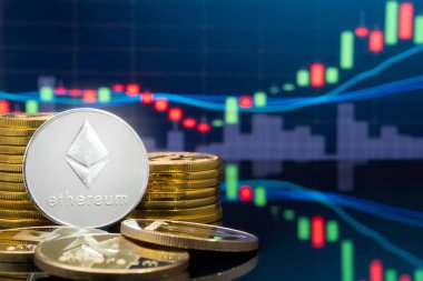 Ethereum (Eth) ve cryptocurrency yatırım kavramı - fiziksel metal ethereum genel ticaret Döviz piyasa fiyatı grafik içinde belgili tanımlık geçmiş ile madeni paralar.