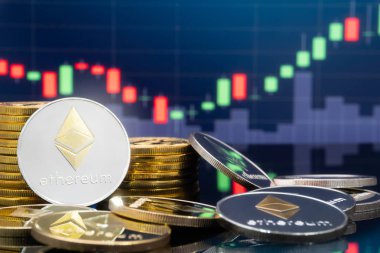 Ethereum (Eth) ve cryptocurrency yatırım kavramı - fiziksel metal ethereum genel ticaret Döviz piyasa fiyatı grafik içinde belgili tanımlık geçmiş ile madeni paralar.