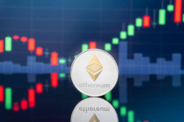 Ethereum (Eth) ve cryptocurrency yatırım kavramı - fiziksel metal ethereum genel ticaret Döviz piyasa fiyatı grafik içinde belgili tanımlık geçmiş ile madeni paralar.