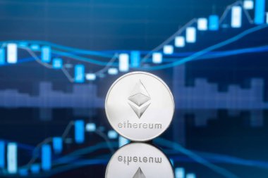 Ethereum (Eth) ve cryptocurrency yatırım kavramı - fiziksel metal ethereum genel ticaret Döviz piyasa fiyatı grafik içinde belgili tanımlık geçmiş ile madeni paralar.