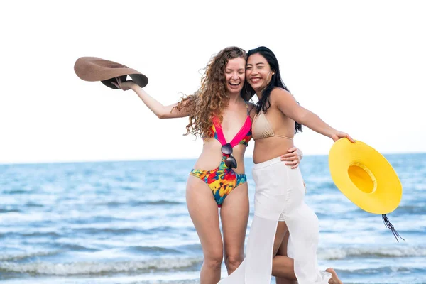 Mujeres Felices Bikinis Bailan Juntas Playa Arena Tropical Las Vacaciones — Foto de Stock