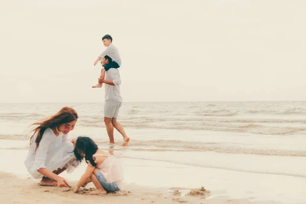 Baba Anne Çocukları Mutlu Aile Tatil Tropikal Bir Kum Plajı — Stok fotoğraf