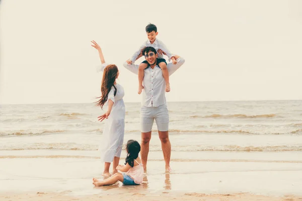 Família Feliz Pai Mãe Filhos Vai Férias Uma Praia Areia — Fotografia de Stock