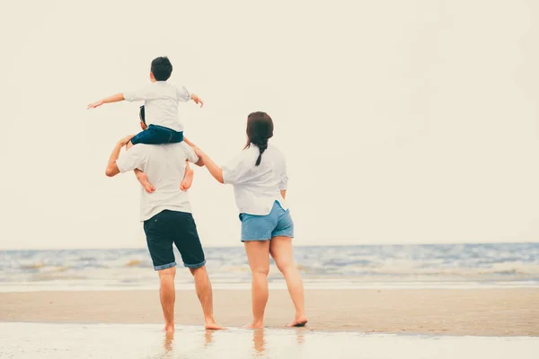 Щаслива Сім Батька Матері Сина Вирушає Відпустку Тропічний Піщаний Пляж — стокове фото