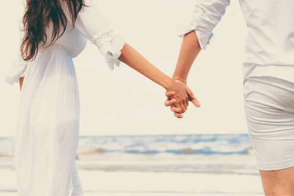 Ευτυχισμένο Ζευγάρι Πηγαίνει Γαμήλια Ταξίδια Τροπική Παραλία Άμμο Καλοκαίρι — Φωτογραφία Αρχείου