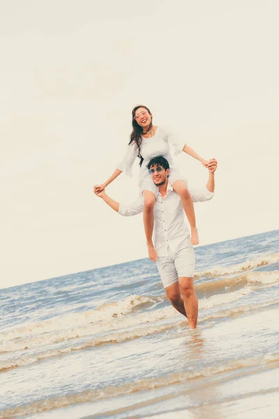 Casal Feliz Viajando Lua Mel Praia Areia Tropical Verão — Fotografia de Stock