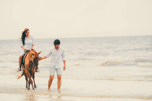 Νεαρό Ζευγάρι Πάνε Μήνα Του Μέλιτος Ιππασία Στην Παραλία Καλοκαιρινές — Φωτογραφία Αρχείου
