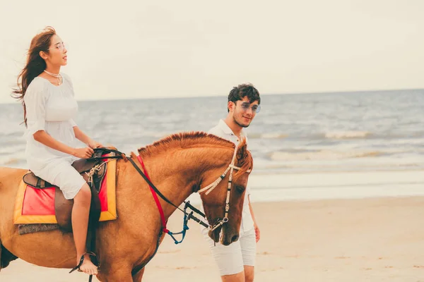 Young Couple Goes Honeymoon Horse Riding Beach Summer Vacation — Stock Photo, Image