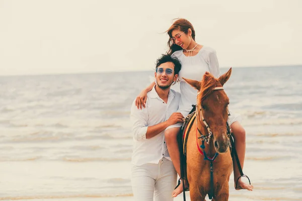 Jovem Casal Vai Lua Mel Cavalo Montando Praia Férias Verão — Fotografia de Stock