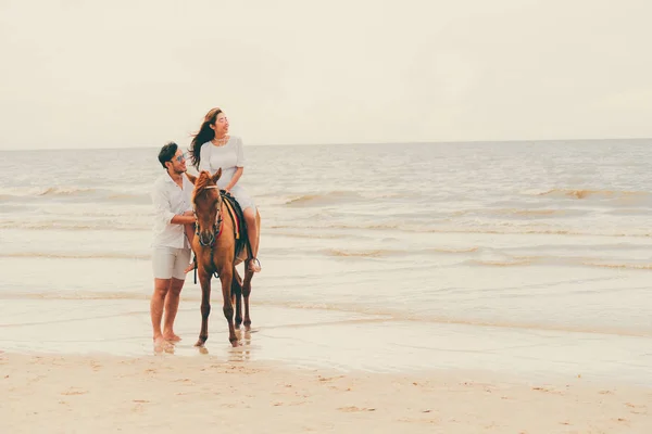 Jovem Casal Vai Lua Mel Cavalo Montando Praia Férias Verão — Fotografia de Stock