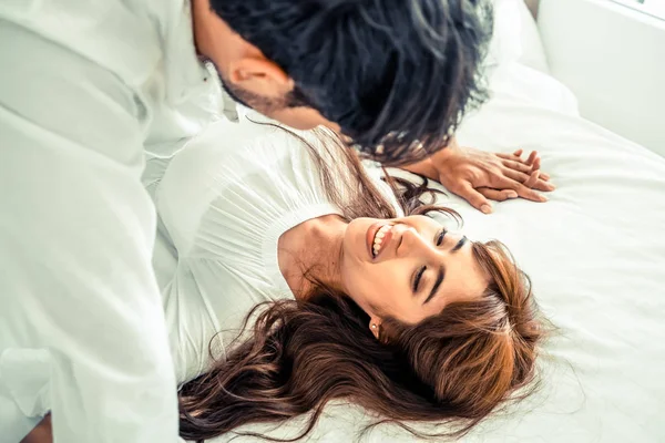 Ρομαντική Αγάπη Του Φιλόξενο Νεαρό Ζευγάρι Στο Σπίτι Υπνοδωμάτιο Ερωτικά — Φωτογραφία Αρχείου