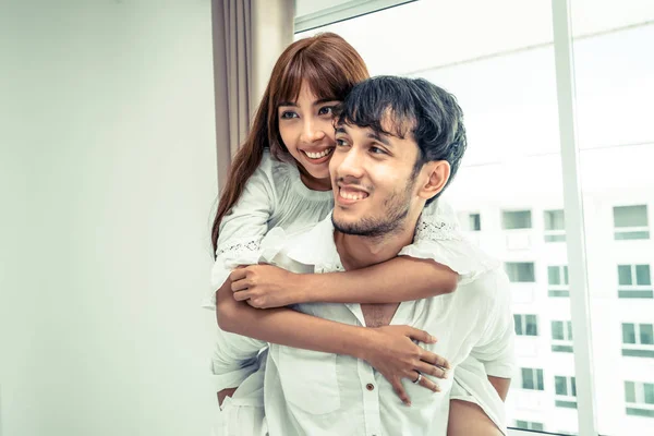 Feliz Joven Pareja Que Relaja Dormitorio Del Hogar Después Despertarse — Foto de Stock