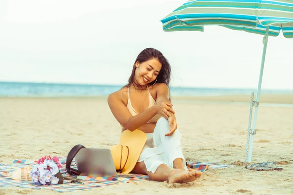 Storlek Ung Kvinna Sitter Tropisk Sandstrand Sommar Resor Semester — Stockfoto