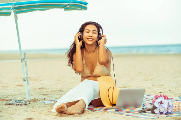 Taille Jeune Femme Assise Sur Plage Sable Tropical Été Vacances — Photo