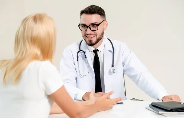 Médico Está Hablando Con Una Paciente Consultorio Del Hospital Asistencia — Foto de Stock