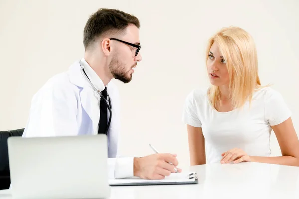 Médico Masculino Fala Com Paciente Sexo Feminino Consultório Hospital Enquanto — Fotografia de Stock