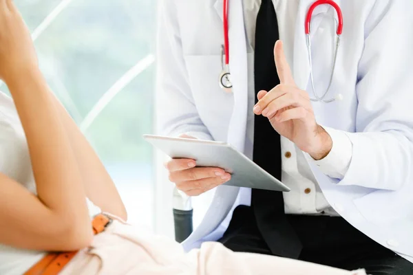 Médico Masculino Está Hablando Examinando Una Paciente Consultorio Del Hospital — Foto de Stock