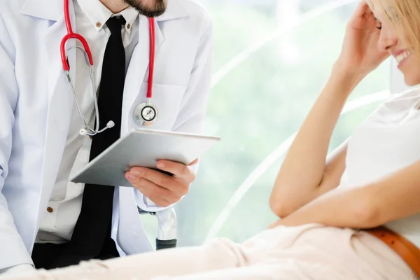 Médico Sexo Masculino Está Falando Examinando Paciente Consultório Hospital Serviços — Fotografia de Stock