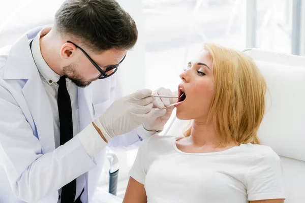 Young Handsome Dentist Examining Teeth Happy Woman Patient Sitting Dentist — Stock Photo, Image