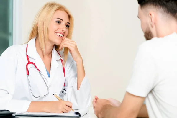 Ärztin Spricht Mit Männlicher Patientin Krankenhausbüro Gesundheitswesen Und Medizinischer Dienst — Stockfoto