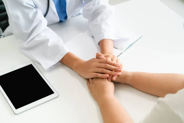 Ärztin Hält Patientin Hand Hand Raum Der Krankenhauspraxis Gesundheitswesen Und — Stockfoto