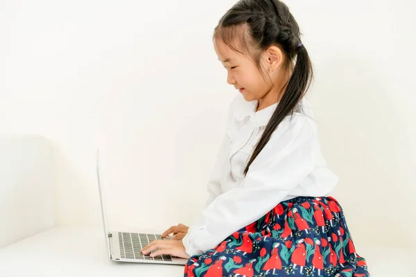 Małe Dziecko Szczęśliwy Przy Użyciu Komputera Przenośnego Siedząc Białej Kanapie — Zdjęcie stockowe