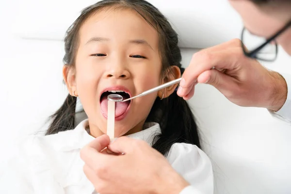 Amistoso Dentista Joven Examinando Los Dientes Infantiles Felices Clínica Dental — Foto de Stock