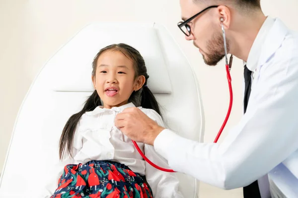 Joven Doctor Examinando Niño Oficina Del Hospital Niño Feliz Tiene — Foto de Stock