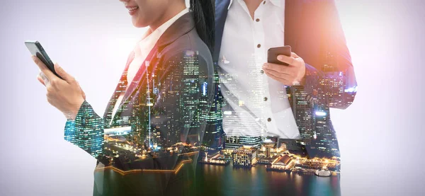 Молоді Бізнесмени Використовують Мобільний Телефон Сучасними Міськими Будівлями Концепція Майбутньої — стокове фото