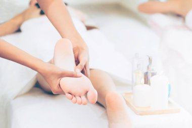 Lüks spa merkezindeki profesyonel masaj terapistinin ayak masajı tedavisi. Sağlık, stres atma ve gençleştirme kavramı.
