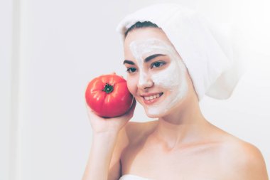 Bir yüz maskesi tedavi ile domates krem ayıklayabilirsiniz doğa tedavisinin yararı gösterilen sahip güzel bir kadın. Anti-aging kozmetik, yüz cilt bakımı ve lüks yaşam tarzı kavramı.