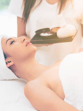 Rahat kadın kaplıca tedavisi planda tutan terapist ile spa masaj için hazırlanan spa yatakta yalan. Lüks sağlık, stres rahatlama ve gençleşme kavramı.