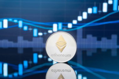 Ethereum (Eth) ve cryptocurrency yatırım kavramı - fiziksel metal ethereum genel ticaret Döviz piyasa fiyatı grafik içinde belgili tanımlık geçmiş ile madeni paralar.
