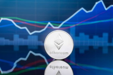 Ethereum (Eth) ve cryptocurrency yatırım kavramı - fiziksel metal ethereum genel ticaret Döviz piyasa fiyatı grafik içinde belgili tanımlık geçmiş ile madeni paralar.