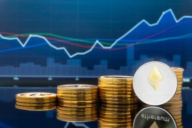 Ethereum (Eth) ve cryptocurrency yatırım kavramı - fiziksel metal ethereum genel ticaret Döviz piyasa fiyatı grafik içinde belgili tanımlık geçmiş ile madeni paralar.