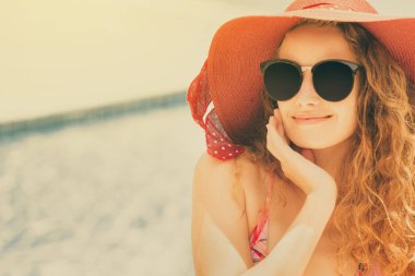 Mutlu genç kadın lüks resort yüzme havuzunda, iyi vakit geçiriyor mayo giyiyor. Yaz seyahat tatil kavramı.