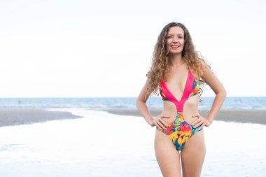 Güzel kadın moda mayo tatilde plajda yaz aylarında modelidir. Tropikal plaj seyahat portre.