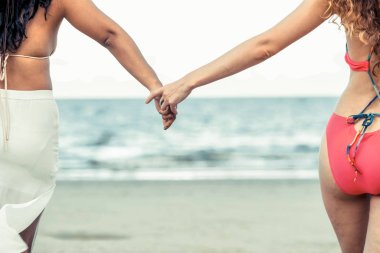 Bikinili mutlu kadın birlikte yaz tatil tropikal kum plaj güneşlenme gitmek. Seyahat yaşam tarzı.