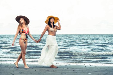 Bikinili mutlu kadın birlikte yaz tatil tropikal kum plaj güneşlenme gitmek. Seyahat yaşam tarzı.