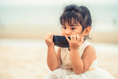 Çok güzel çocuk karpuz tropikal kum plaj yaz aylarında yemek..