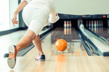 Genç adam bowling spor kulübünde oynarken.