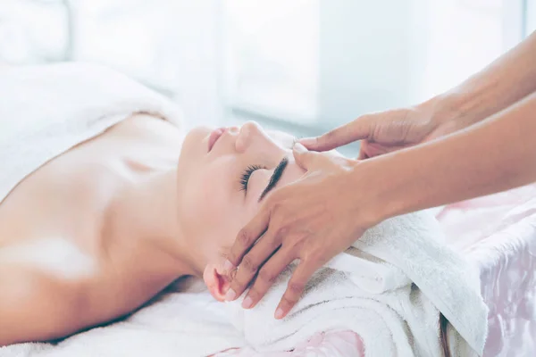 Mujer Relajada Tumbada Cama Spa Para Tratamiento Spa Masaje Facial —  Fotos de Stock