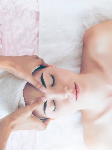 Femme Détendue Couchée Sur Lit Spa Pour Les Soins Visage — Photo