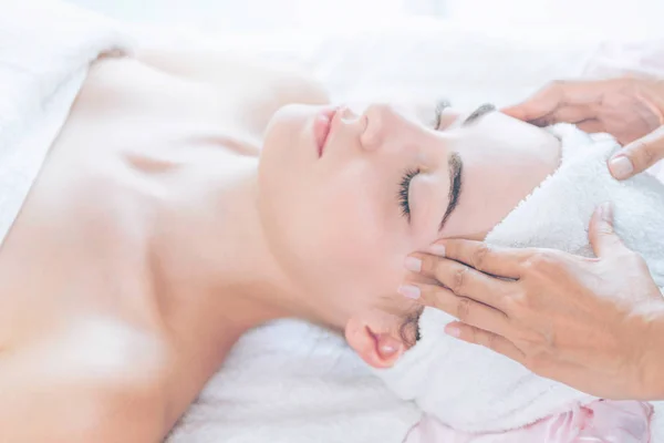 Mulher Relaxada Deitada Uma Cama Spa Para Tratamento Spa Massagem — Fotografia de Stock