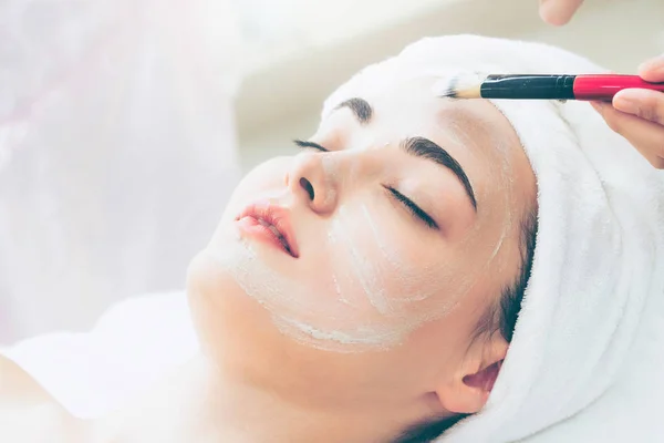 Hermosa Mujer Que Tiene Tratamiento Exfoliación Cosmética Facial Dermatólogo Profesional — Foto de Stock