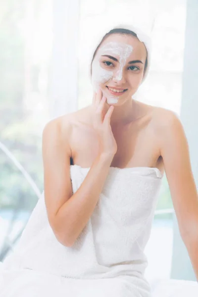Beautiful Woman Having Facial Cosmetic Scrub Treatment Professional Dermatologist Wellness — Stock Photo, Image