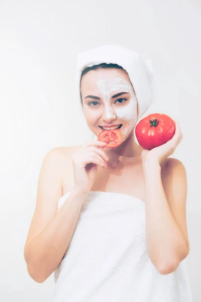 Mulher Bonita Ter Tratamento Máscara Facial Com Extrato Creme Tomate — Fotografia de Stock