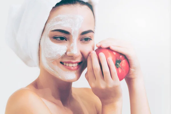 Mooie Vrouw Met Een Gezichtsmasker Behandeling Met Tomaat Crème Extract — Stockfoto
